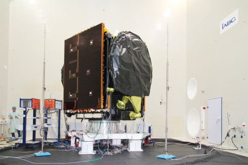Der Kommunikationssatellit EDRS-C Anfang November 2018 im Schall-Labor der IABG. © OHB System AG