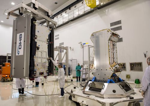 Satellite Oriana during fit-check ©2015 ESA-CNES-ARIANESPACE / Optique vidéo du CSG - P PIRON
