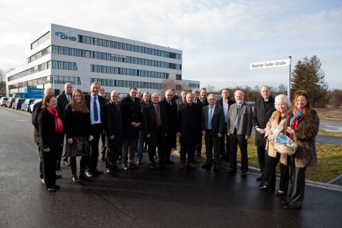 The street sign "Manfred-Fuchs-Straße" was unveiled by the mayor of the community of Weßling, Michael Muther (fourth from right). Marco Fuchs, the CEO of OHB SE, is standing to his right